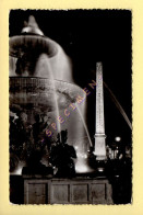 PARIS La Nuit : Place De La Concorde / Fontaine De L'Obélisque / CPSM (Ed: E.R.) (voir Scan Recto/verso) - París La Noche