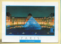 PARIS La Nuit : Le Musée Du Louvre Illuminé / La Napoléon Et La Pyramide (voir Scan Recto/verso) - Paris By Night