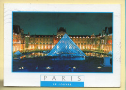 PARIS La Nuit : Le Musée Du Louvre Illuminé / La Napoléon Et La Pyramide (voir Scan Recto/verso) - París La Noche