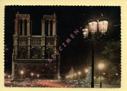 PARIS La Nuit : Cathédrale Notre-Dame Vue De Nuit, à Droite Le Square Charlemagne (voitures) CPSM - Paris La Nuit