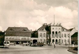 73922023 Neustrelitz Marktplatz Mit Rathaus Und Hotel Goldene Kugel - Neustrelitz