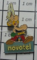 718A  Pin's Pins / Beau Et Rare / BD BANDE DESSINEE / HOTEL NOVOTEL ASTERIX GOSCINNY UDERZO Par COINDEROUX CORNER - BD