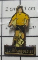 718A  Pin's Pins / Beau Et Rare / SPORTS / CLUB FOOTBALL E.S. MIRANDOLAISE - Football