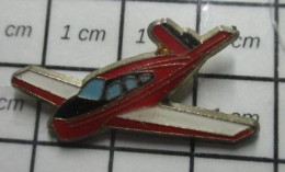 718A  Pin's Pins / Beau Et Rare / AVIATION / PETIT AVION CIVIL ROUGE ET BLANC - Avions