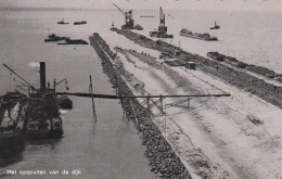 486750Het Opspuiten Van De Dijk.  - Den Oever (& Afsluitdijk)