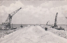 486759Dijkbouw Z. Flevoland. Het Afwerken Van De Zandbelopen En Het Aanbrengen Van De Keileembekledingen. - Den Oever (& Afsluitdijk)