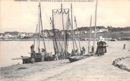 FRANCE - CONCARNEAU - Bateaux Sardiniers à La Digue Vue Prise De L'Atlantic Hôtel - Carte Postale Ancienne - Concarneau