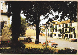 15391 ● ASCAIN Euskadi RENAULT Dauphine Place Du Village Fronton Monument Aux Morts Pays Basque 1960s CHATAGNEAU - Ascain