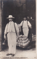 268819Alkmaar, Bij De Schalen – Kaasmarkt. (FOTO KAART) - Alkmaar