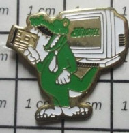 718B  Pin's Pins / Beau Et Rare / INFORMATIQUE / BUSITEL CROCODILE VERT DEVANT UN MINITEL - Informatik