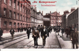 2780	133	Reading, Huntley And Palmers Men Leaving Work. Advertising; ,,De Kempenaar’’ Gezondheidslikeur. (see Corners)  - Reading