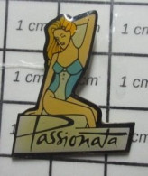 718B  Pin's Pins / Beau Et Rare / MARQUES / LINGERIE PASSIONATA BLONDE PIN-UP - Pin-ups