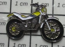 718B  Pin's Pins / Beau Et Rare / MOTOS / PETITE MOTO DE CROSS JAUNE ET BLANCHE - Motorräder