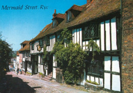 1 AK England * Mermaid Street In Rye - Das Bekannteste Beispiel Für Die Zahlreichen Kopfsteingepflasterten Straßen * - Rye