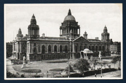 Irlande Du Nord. Belfast. City Hall From East. Place Donegall. Statues De La Reine Victoria Et De James Horner Haslett - Belfast