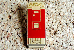 Pin's Boisson Soda - COCA COLA - Distributeur Réfrigéré COCA COLA - Verni époxy - Fabricant MIT - Coca-Cola