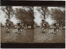 PHOTO STEREOSCOPIQUE 4 ENFANTS JOUANT SUR BICYCLETTE ET TRICYCLE - Photos Stéréoscopiques