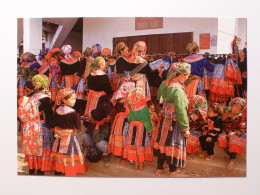 VIETNAM - SAPA - LAO CAI - Marché De La Journée à BAC HA - Femmes Et Enfants / Portant Avec Vetements - Mercati