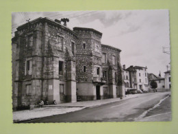 LEZOUX (63/Puy De Dome) - Hotel De Ville , Voitures Stationnées Sur Le Coté Et Enfants Assis, Route De Clermont Ferrand - Lezoux