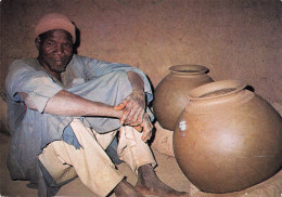 CPSM Burkina Faso-Un Ancien Et Sa Poterie-Timbre    L2702 - Burkina Faso