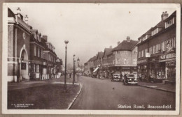 CPSM ANGLETERRE - BEACONSFIELD - Station Road - TB PLAN Rue ANIMATION CENTRE VILLE MAGASINS AUTOMOBILES - Buckinghamshire