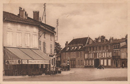 MONTIER EN DER PLACE DE L'HOTEL DE VILLE CAFE PARISIEN ET HOTEL DES VOYAGEURS TBE - Montier-en-Der