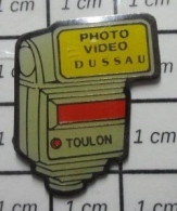 718A Pin's Pins / Beau Et Rare / PHOTOGRAPHIE / FLASH ELECTRONIQUE PHOTO VIDEO DUSSAU DOMI TOULON - Fotografie