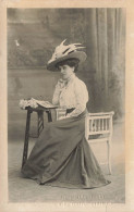 FANTAISIES - Une Femme Avec Un Chapeau à Plume Assise - Carte Postale Ancienne - Mujeres