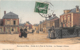 76-GOURNAY-EN-BRAY- ENTREE DE LA RUE DE FERRIERES LE PASSAGE A NIVEAU - Gournay-en-Bray