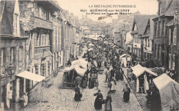 56-GUEMENE-SUR-SCORFF- LA PLACE UN JOUR DE MARCHE - Guemene Sur Scorff