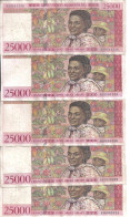 MADAGASCAR 25000 FRANCS ND1998 VF P 82 ( 5 Billets ) - Madagascar