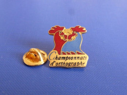 Pin's Championnat D'orthographe - Coq - Animaux Oiseaux (RA29) - Médias