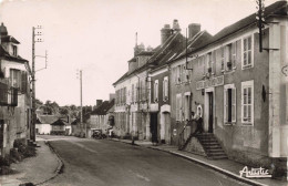 89 - SEIGNELAY _S26962_ Route D'Auxerre Et Hôtel Du Grand Cerf - Automobile - CPSM 14x9 Cm - Seignelay