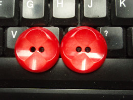 2 Boutons Anciens De Couleur Rouge, Non En Métal - Buttons