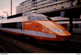 Photo Diapo Diapositive Slide TRAIN Wagon Rame TGV SUD EST N°06 à PARIS GARE DE LYON Le 06/03/1996 VOIR ZOOM - Diapositives