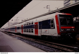 Photo Diapo Diapositive Slide TRAIN Wagon Rame Banlieue SNCF Z2N 20823 Gare De L'EST Le 25/03/1996 VOIR ZOOM - Dias