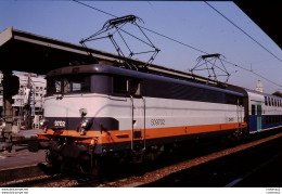 Photo Diapo Diapositive Slide TRAIN Wagon Locomotive Electrique SNCF BB 509702 Et Sa Rame V2N Le 25/06/2001 VOIR ZOOM - Diapositives