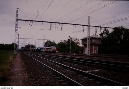 Photo Diapo Diapositive Slide TRAIN Wagon Sybic Vers Poste D'Aiguillage KM 186 Ligne Paris Marseille En 2001 VOIR ZOOM - Diapositives