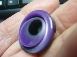 Joli Bouton  à L'Oeil - Violet-noir - Décentré. - Boutons