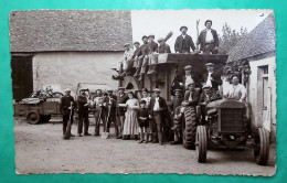 BELLE CARTE PHOTO GROUPE PAYSANS TRACTEUR BONNETABLE SARTHE 1936 FRANCE - Camions & Poids Lourds