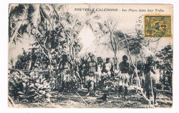 CAL-3  NOUVELLE CALEDONIE : Les Poyes Dans Leur Tribu - Nouvelle-Calédonie
