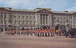 AK 206360 ENGLAND - London - Guards Arriving At Buckingham Palace - Buckingham Palace