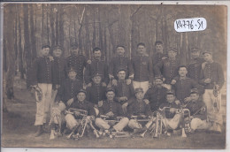 CAMP DE CHALONS- CARTE-PHOTO- GROUPE DE MUSICIENS EN 1907 - Camp De Châlons - Mourmelon