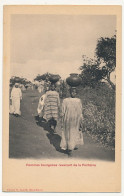 Delcampe - CPA - MADAGASCAR - Femmes Bourganes Revenant De La Fontaine - Madagascar