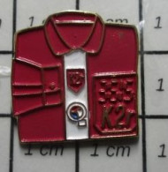 717 Pin's Pins / Beau Et Rare / INFORMATIQUE / MINITEL 36.15 K2R CHEMISE ROUGE SANG - Informática