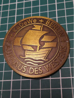 KADEWE BERLIN, MAGASIN OUEST ALLEMAND DEPUIS 1907, PLAQUE, BOUCLE ,? - Profesionales/De Sociedad