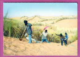 MAURITANIE Sortie De NOUAKCHOTT Les Vents De Sable Homme Défie Le Desert Agriculteur Carte SOS SAHEL - Mauritanië