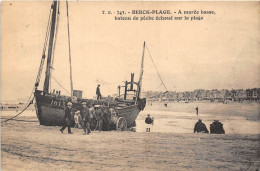 62-BERCK-PLAGE- A MAREE BASSE BATEAU DE PÊCHE ECHOUE SUR LA PLAGE - Berck