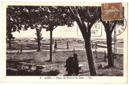 33 - B58705CPA - ARES - Place Du Port Et La Jetée - Parfait état - GIRONDE - Arès