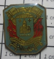 715B  Pin's Pins / Beau Et Rare / POMPIERS / COURAGE ET DEVOUEMENT SAPEURS POMPIERS FA....AN - Firemen